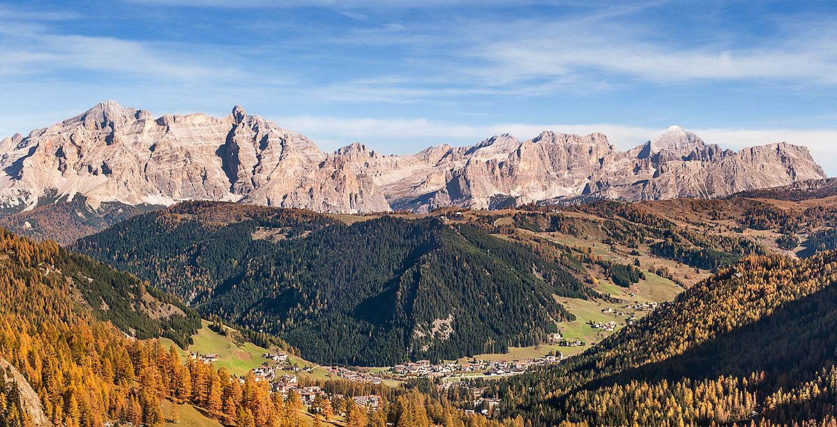 Panoramic photo depicting valleys, forests and mountains in South Tyrol